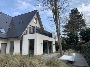 Habitación, 2 habitaciones, vista al jardín, planta baja | Terraza o patio