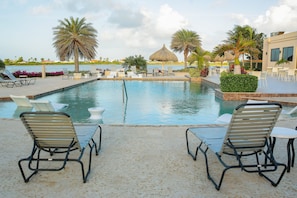 3 piscines extérieures, cabanons gratuits, parasols de plage