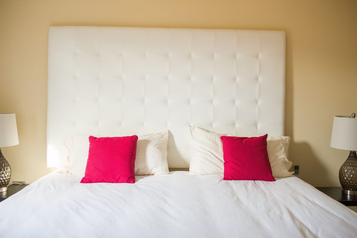 Biancheria da letto di alta qualità, copriletto in piuma, una scrivania