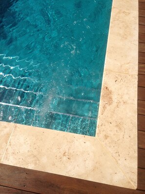 Piscine extérieure (ouverte en saison), chaises longues