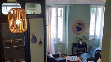 Coin salon dans le hall