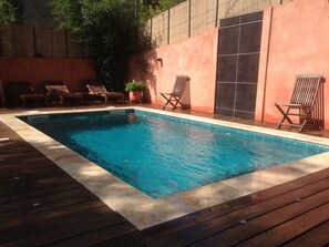 Piscine extérieure (ouverte en saison), chaises longues
