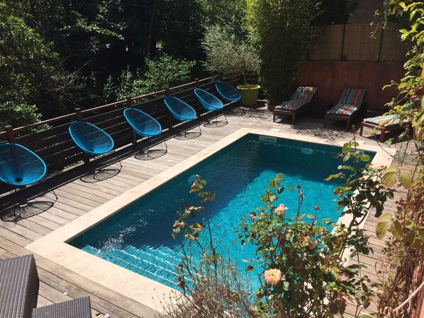 Piscine extérieure (ouverte en saison), chaises longues