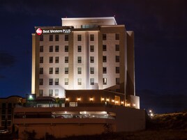 Un hotel de varios pisos con un letrero llamativo que dice "Best Western PLUS".