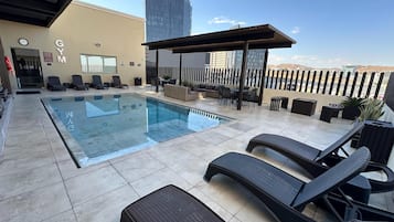 Piscine extérieure, chaises longues