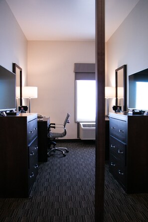 Premium bedding, pillow-top beds, minibar, in-room safe - Best Western Plus Chihuahua Juventud (Chihuahua)