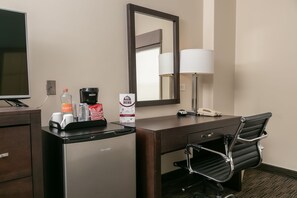 Premium bedding, pillow-top beds, minibar, in-room safe - Best Western Plus Chihuahua Juventud (Chihuahua)