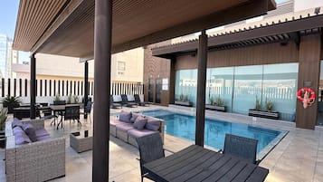 Alberca al aire libre y camastros