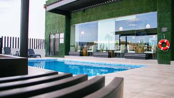 Piscina a l'aire lliure i gandules
