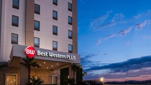 Un hotel con un letrero que dice "Best Western PLUS" y varias ventanas.