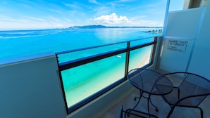 Een balkon met een helder uitzicht op zee en verre eilanden.