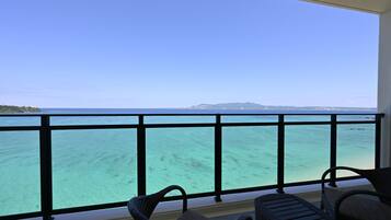 Brankas, meja kerja, setrika/meja setrika, dan Wi-Fi gratis