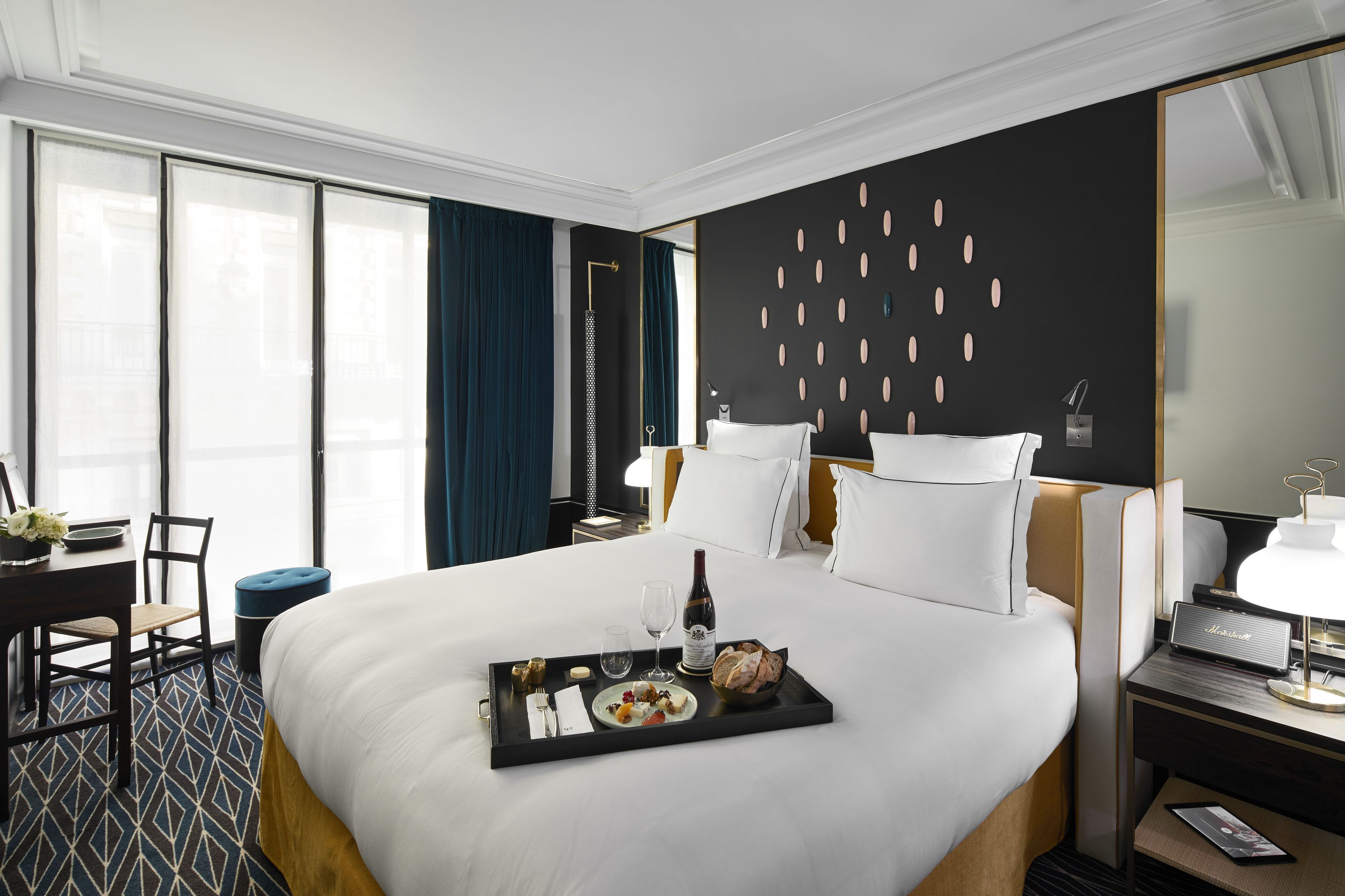 Ropa de cama de alta calidad, minibar, caja fuerte y cortinas opacas
