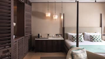 Una habitación de hotel moderna con una cama, una mesita de noche y una silla.