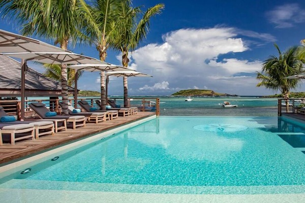 Outdoor pool, open 8:00 AM to 9:00 PM, pool umbrellas, sun loungers