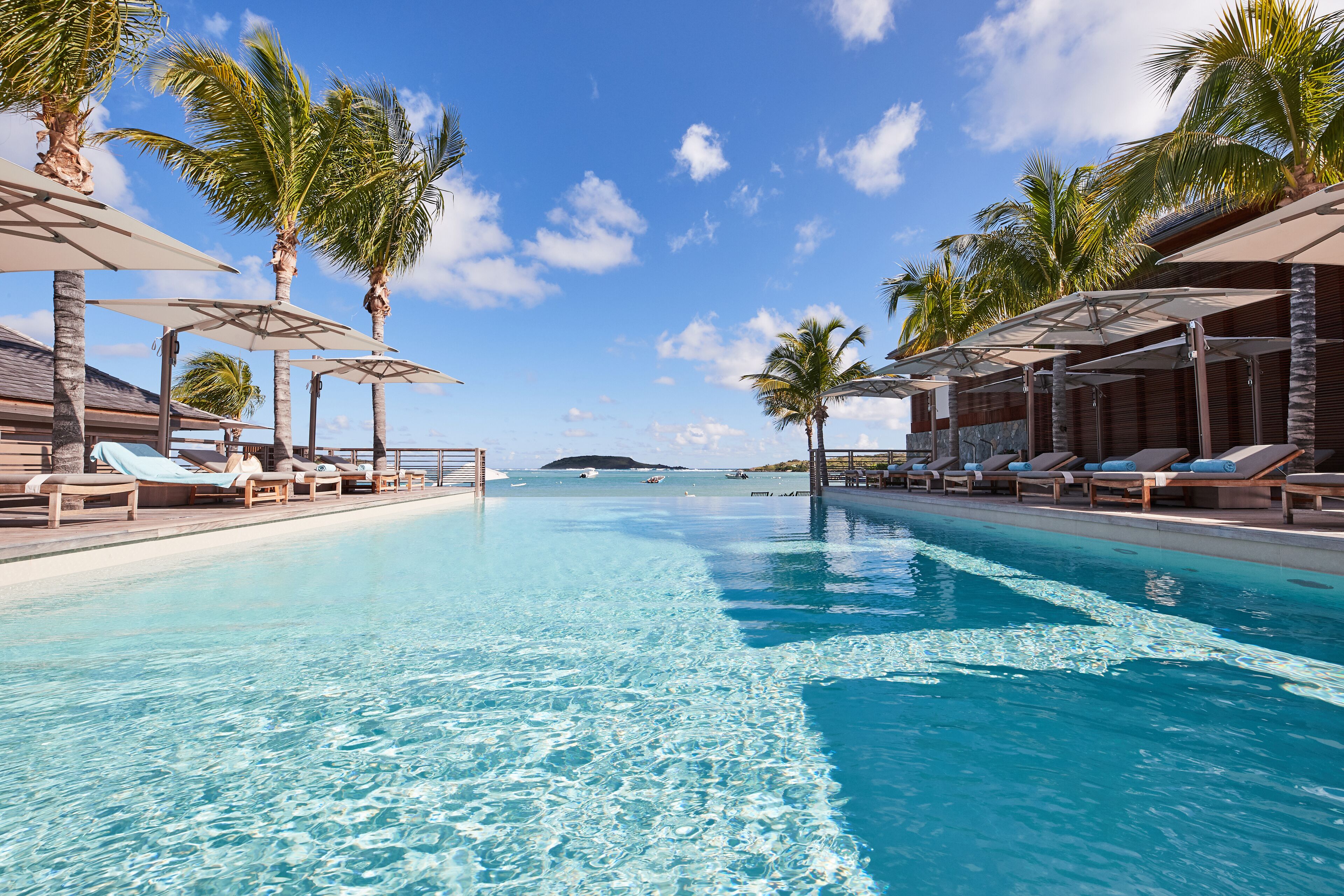 屋外プール、営業時間 8:00 ～ 21:00、プール パラソル、サンラウンジャー