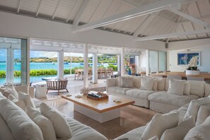 Villa (Aqua ou Villa Bleu) | Living area | 50-inch flat-screen TV with digital channels, TV, foosball