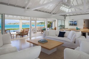 Televisión de pantalla plana, futbolito, juguetes, películas con cargo