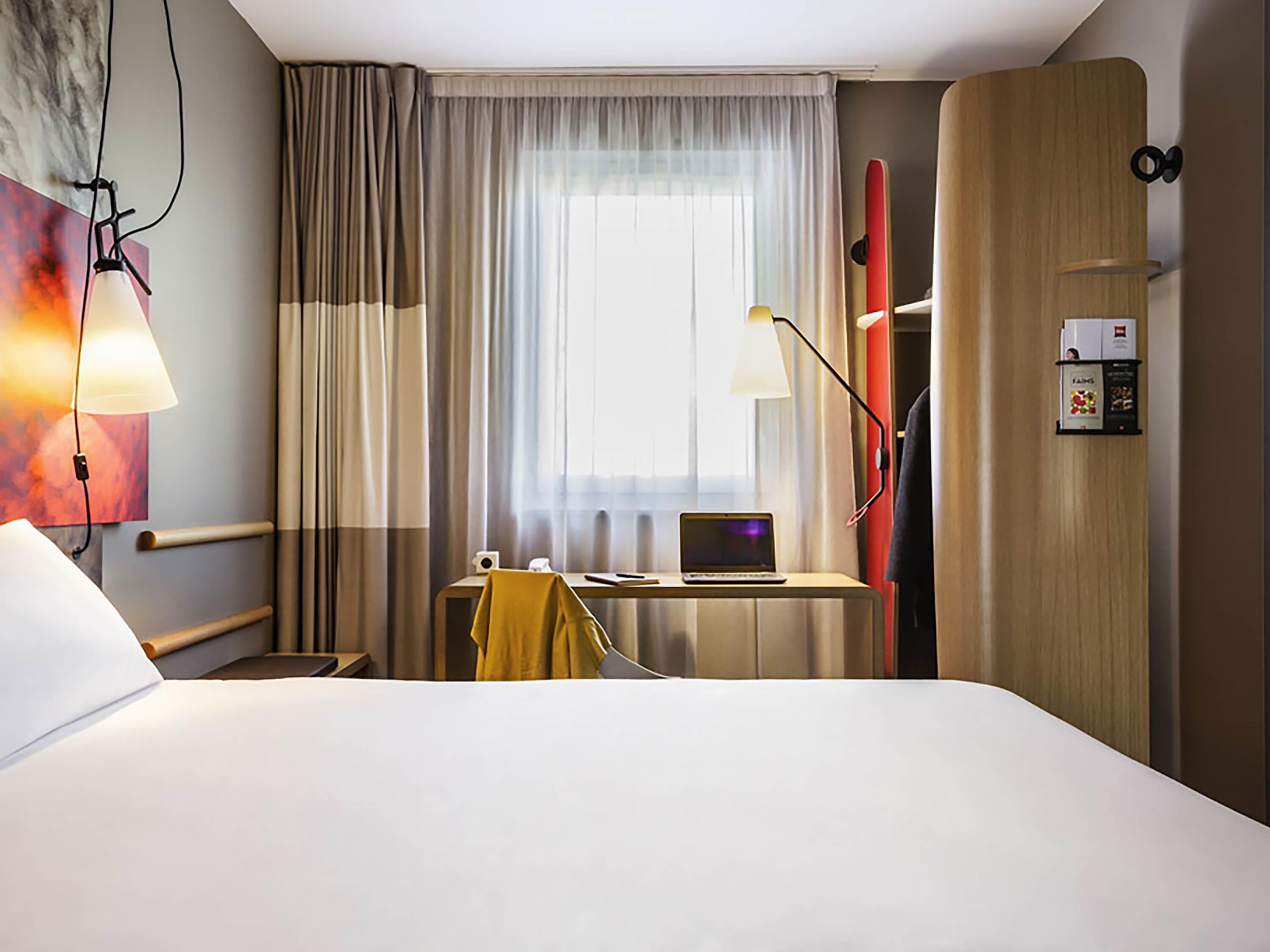 standard double room, 1 double bed | in-room safe, desk, blackout curtains, soundproofing