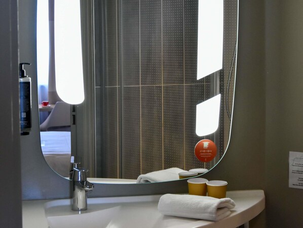In-room safe, desk, blackout drapes, soundproofing - ibis Sens Hotel (Sens)