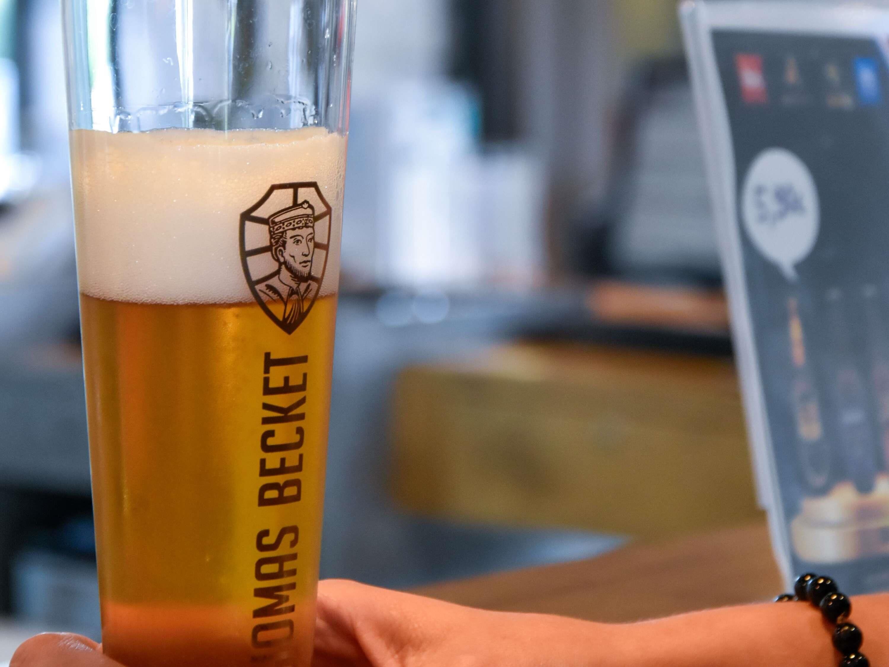 Ein Bierglas mit dem Schriftzug "Thomas Beckett".