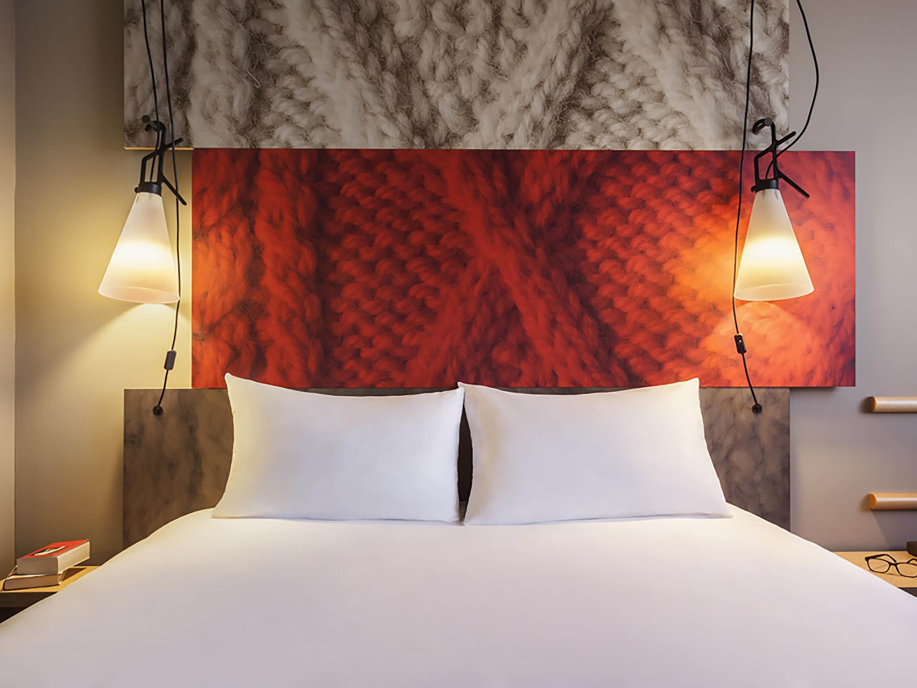 standard double room, 1 double bed | in-room safe, desk, blackout curtains, soundproofing