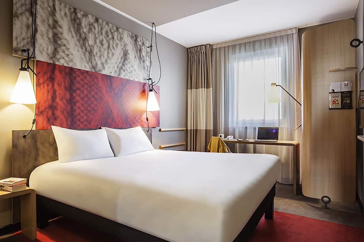 Standard Room, 2 Twin Beds | In-room safe, desk, blackout drapes, soundproofing