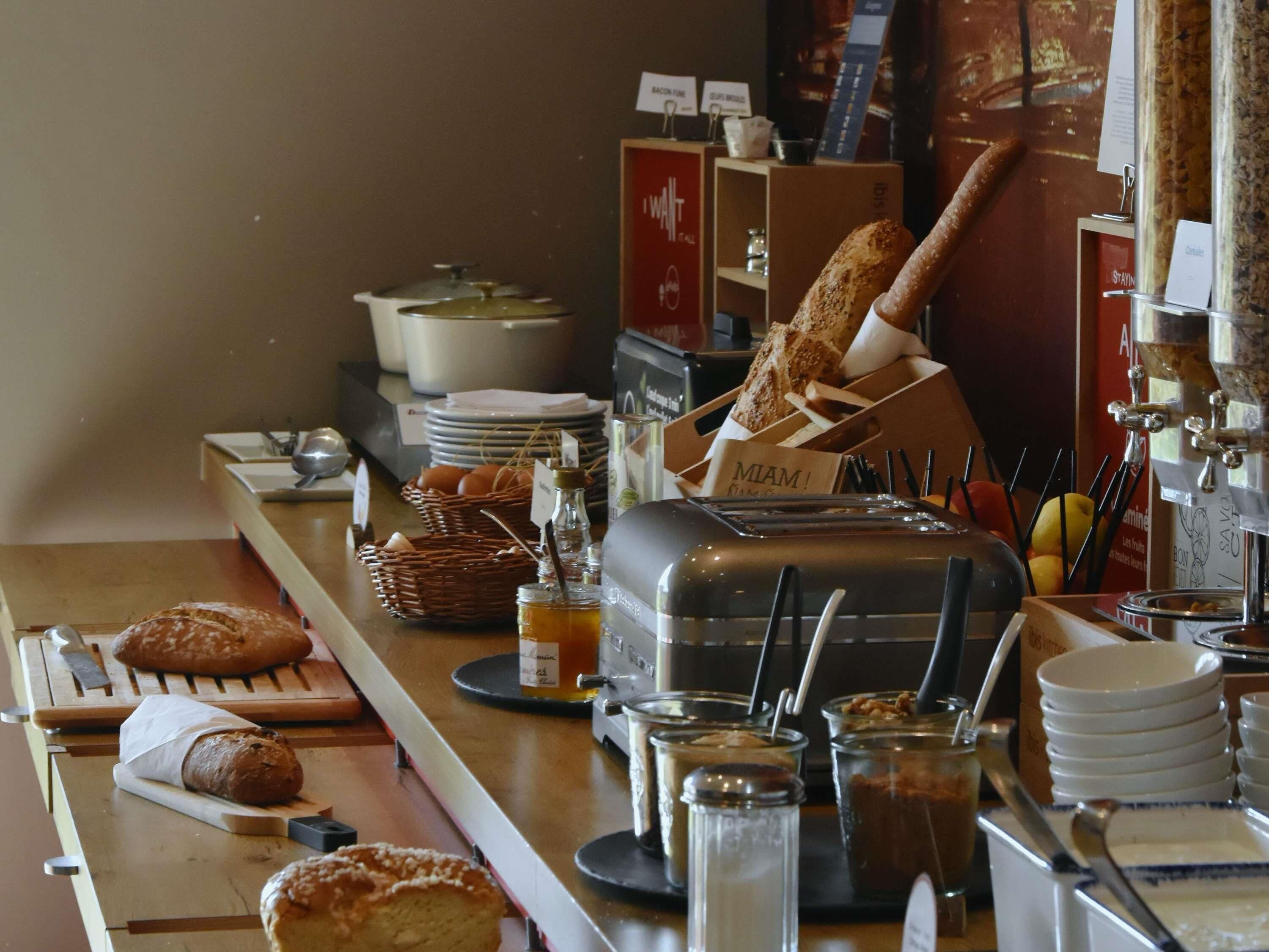 Un buffet de petit-déjeuner proposant une variété de pains, de viennoiseries et d’accompagnements.