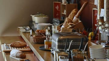 Un buffet de petit-déjeuner proposant une variété de pains, de viennoiseries et d’accompagnements.