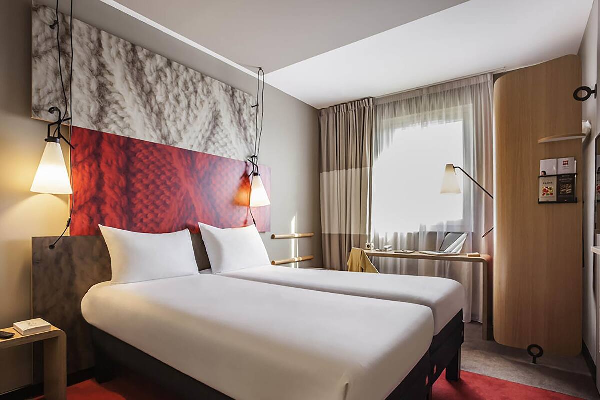 Standard Room, 2 Twin Beds | In-room safe, desk, blackout drapes, soundproofing