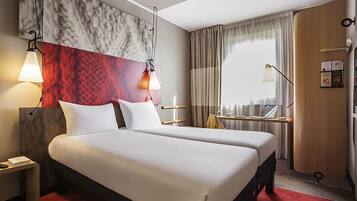 Chambre Standard, 2 lits une place | Coffres-forts dans les chambres, bureau, rideaux occultants