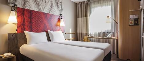 Caja de seguridad en la habitación, escritorio y cortinas blackout