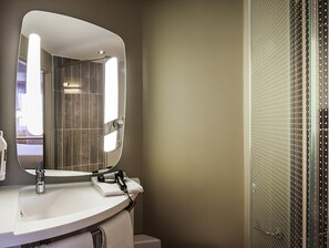 Zimmersafe, Schreibtisch, Verdunkelungsvorhänge, schallisolierte Zimmer