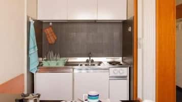 Full-size fridge, stovetop, dishwasher, cookware/dishes/utensils