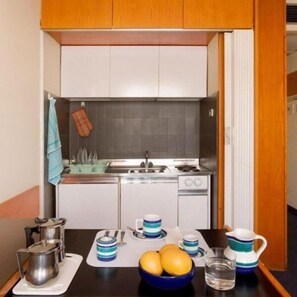 Refrigerador con freezer, placa de cocina, lavavajillas