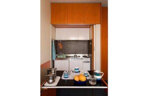 Grand réfrigérateur, plaque de cuisson, lave-vaisselle