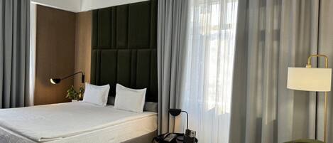 Minibar, coffres-forts dans les chambres, bureau, chambres insonorisées