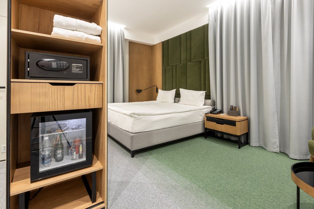 double room | minibar, in-room safe, desk, soundproofing