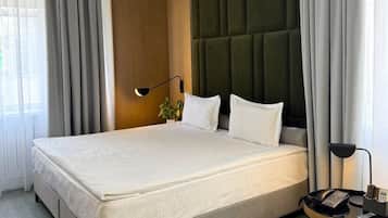 Minibar, safe på rommet, skrivebord og lydisolert