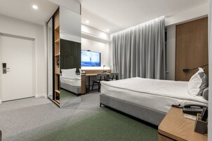 舒适单人房 | 迷你吧、客房内保险箱、办公桌、隔音