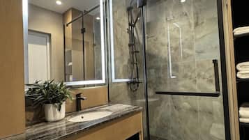 Chambre avec lits jumeaux | Salle de bain | Douche, articles de toilette gratuits, sèche-cheveux, peignoirs