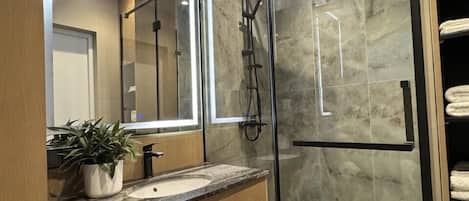 Ducha, artículos de tocador gratuitos, secador de pelo, batas