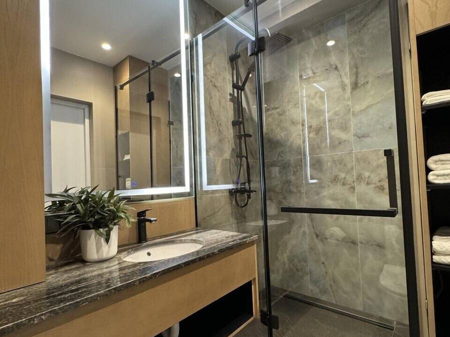 Twin Room | Bathroom | Shower, free toiletries, hair dryer, bathrobes