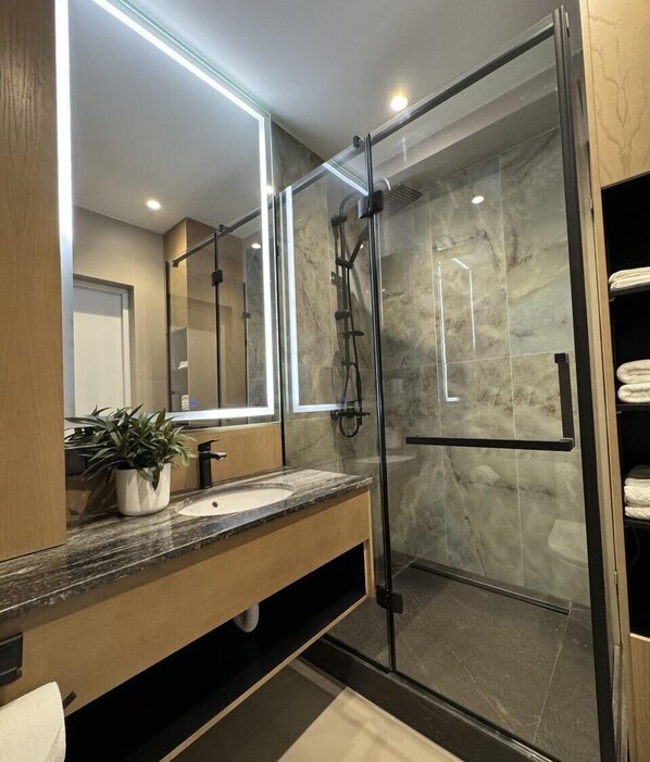 Twin Room | Bathroom | Shower, free toiletries, hair dryer, bathrobes