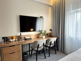 迷你吧、客房内保险箱、办公桌、隔音