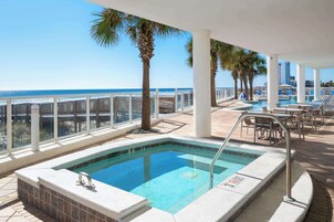 Una piscina al aire libre, sillones reclinables de piscina