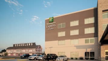 A Holiday Inn Express building with a clear sky.