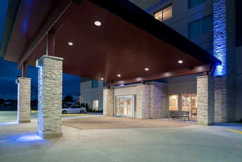 Holiday Inn Express & Suites Kingdom City by IHG