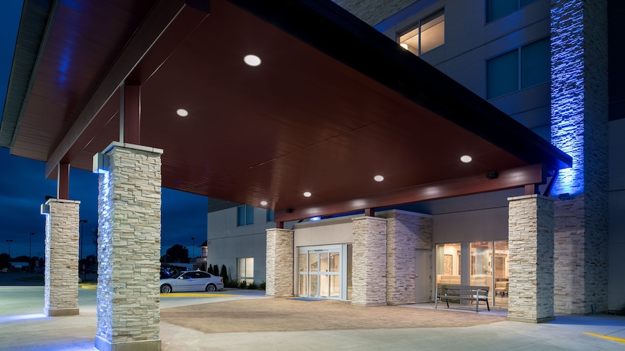 Holiday Inn Express & Suites Kingdom City by IHG