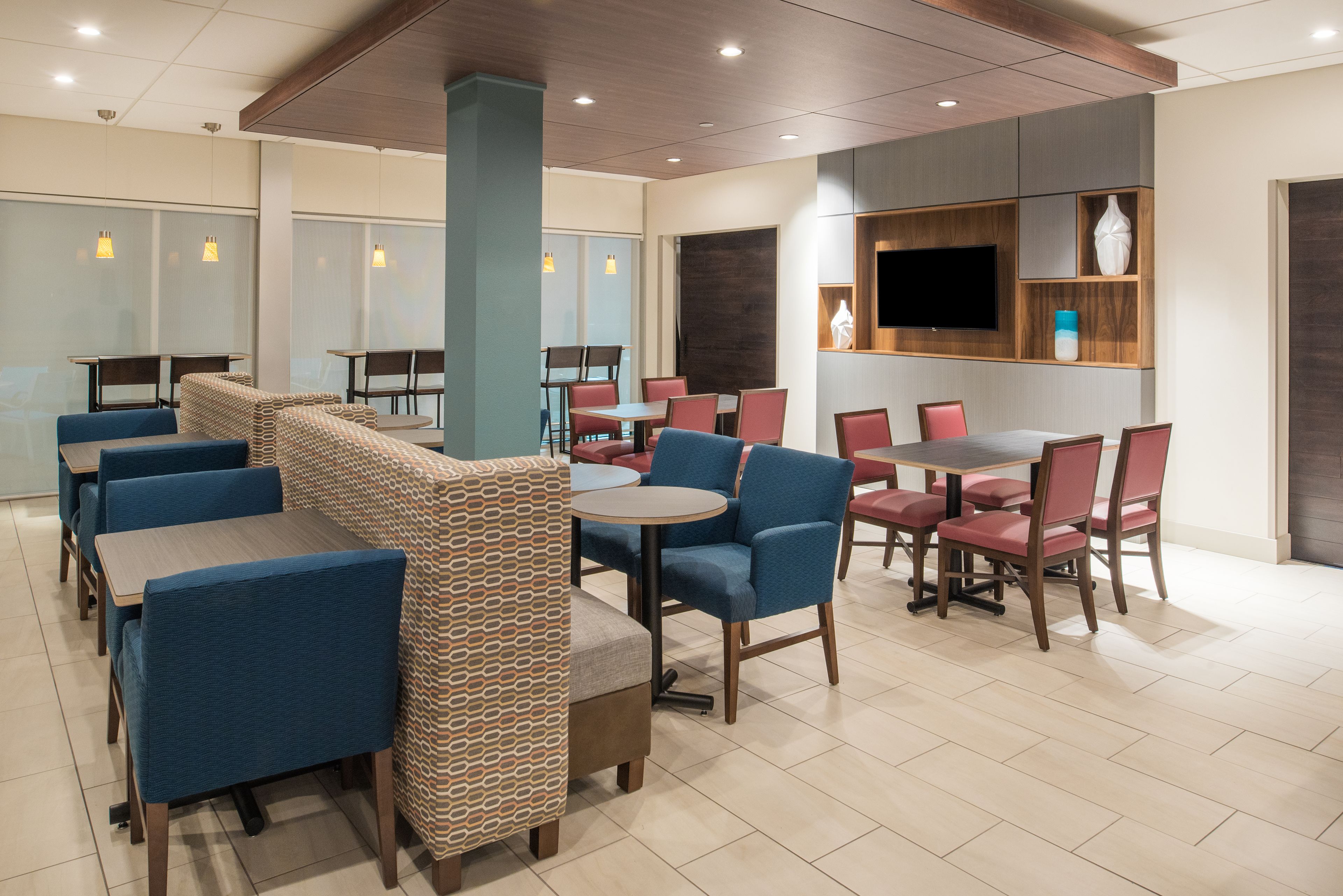 free daily full breakfast